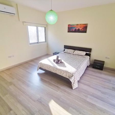 Beach-A-Holic Apartment, 2 Min Distance From Larnaca Marina Экстерьер фото