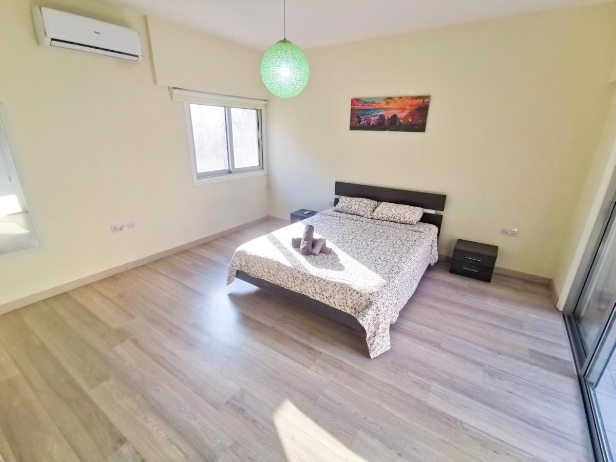Beach-A-Holic Apartment, 2 Min Distance From Larnaca Marina Экстерьер фото